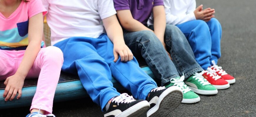 Ідеальні дитячі кросівки для спорту: як обрати найкращу пару для занять