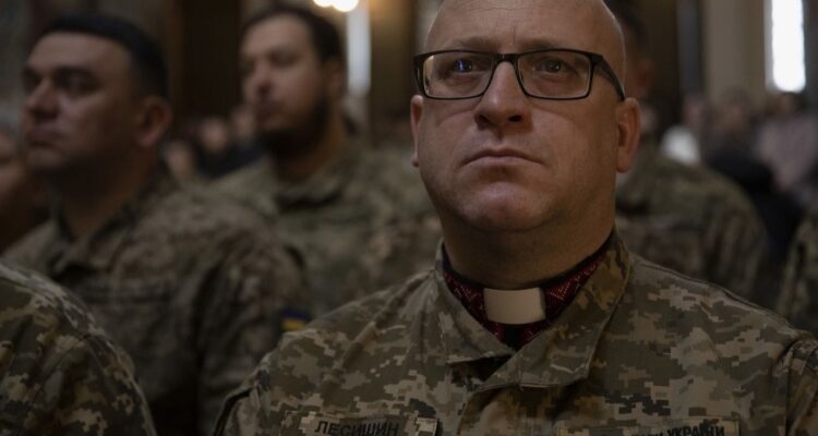 Капелан: Роль і Вплив Духовного Лідера у Сучасному Суспільстві Капелан: Роль і Вплив Духовного Лідера у Сучасному Суспільстві