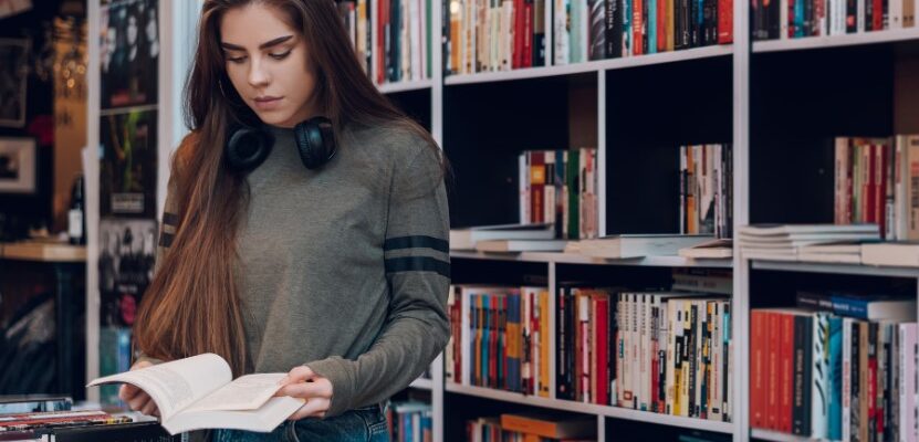 Книжкові розпродажі: секрети економії на улюблених виданнях в 2023 році