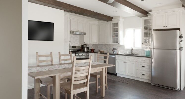 Як обрати та встановити невеликий телевізор на кухню: поради та рекомендації