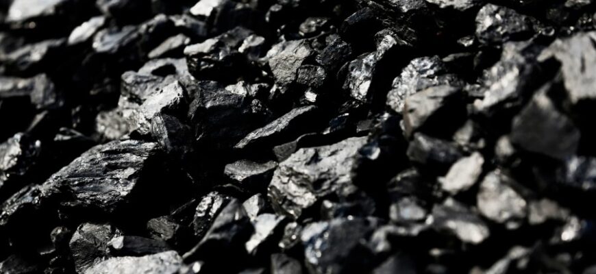 Антрацит: Властивості, Використання та Екологічні Наслідки Видобутку