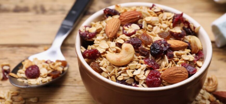 Гранола: Користь, склад та секрети приготування вдома Гранола: Користь, склад та секрети приготування вдома