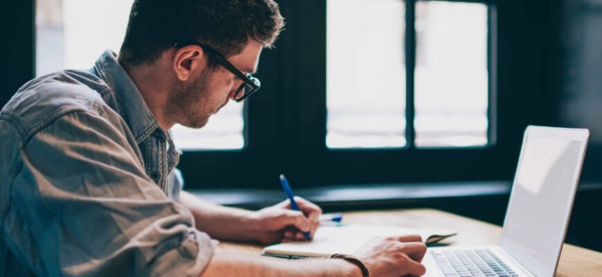 Що таке ремарка: Значення, мета та використання в літературі