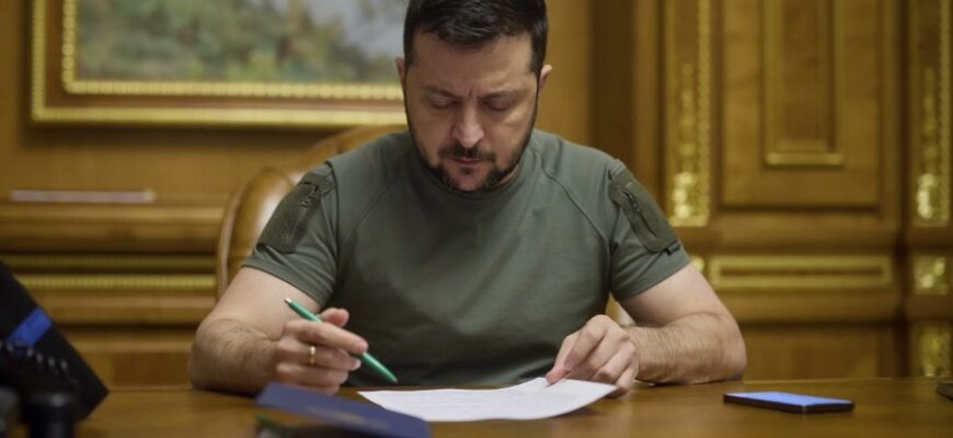 Усе про укази: визначення, значення і роль в державному управлінні