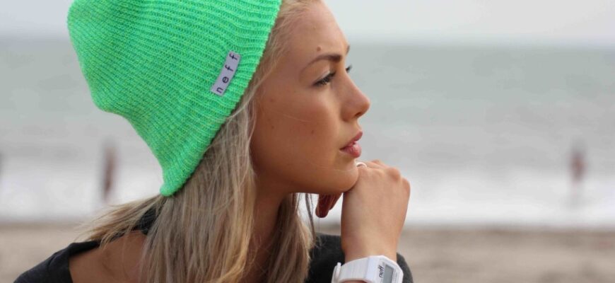 Як вибрати та носити жіночу шапку-біні: стильні поради та поєднання