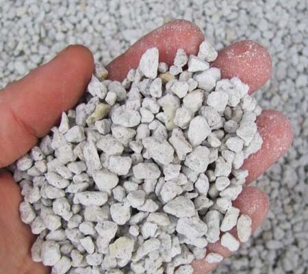 Перліт: головні властивості та застосування в будівництві та садівництві