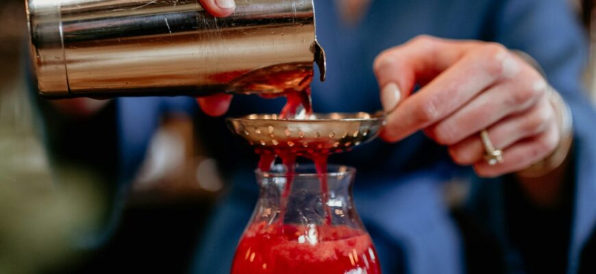 Що таке стрейнер: основні функції та застосування у барній справі