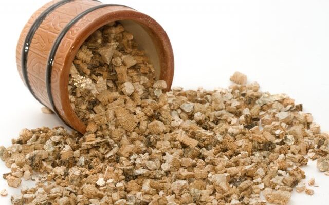 Вермикуліт: що це таке і як його використовувати у садівництві?