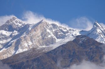 Чому температура на вершинах гір нижча: наукове пояснення явища