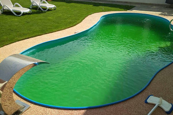 Оптимальні добавки для басейну: захистіть воду від псування