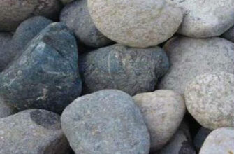 Що таке звичайний камінь: визначення та приклади у природі