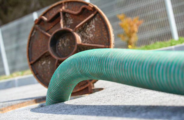 Ефективні способи очищення септика в приватному будинку: поради та засоби