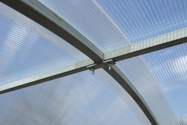 “Як правильно визначити сонячну сторону листа полікарбонату: поради та методи”