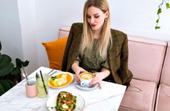 Елегантність за столом: Як правильно їсти фрукти під час застілля