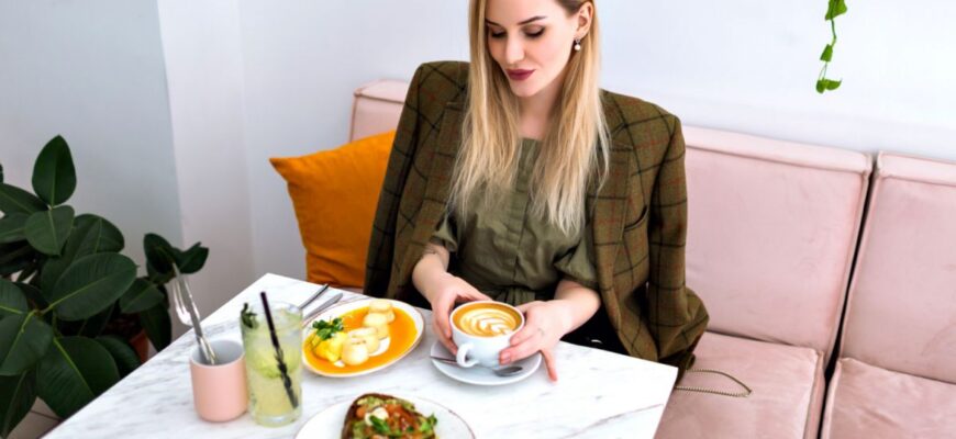 Елегантність за столом: Як правильно їсти фрукти під час застілля