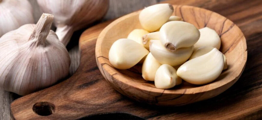 Оптимальне замочування часнику перед посадкою: ефективні методи та засоби