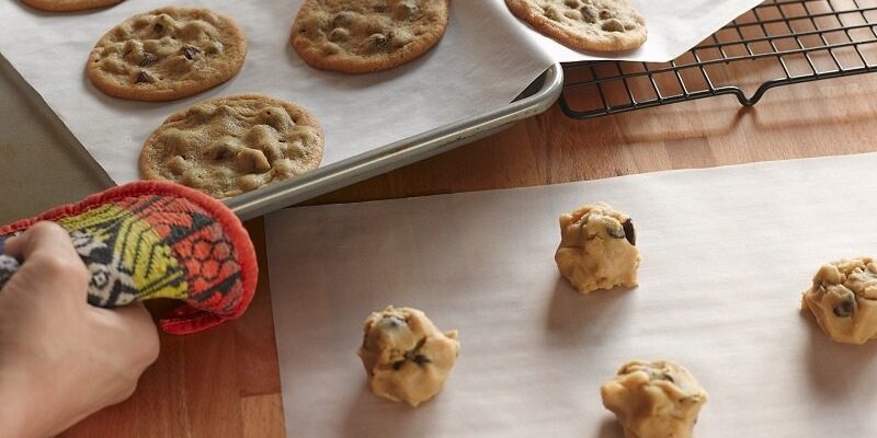 Чи прилипає тісто до пергаментного паперу: практичні перевірки та поради