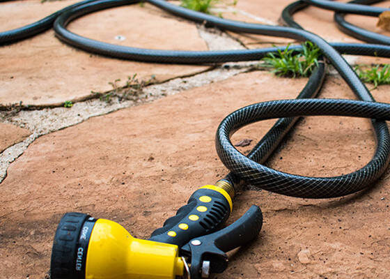 Обираємо найкращий шланг для поливу: силіконовий проти гумового