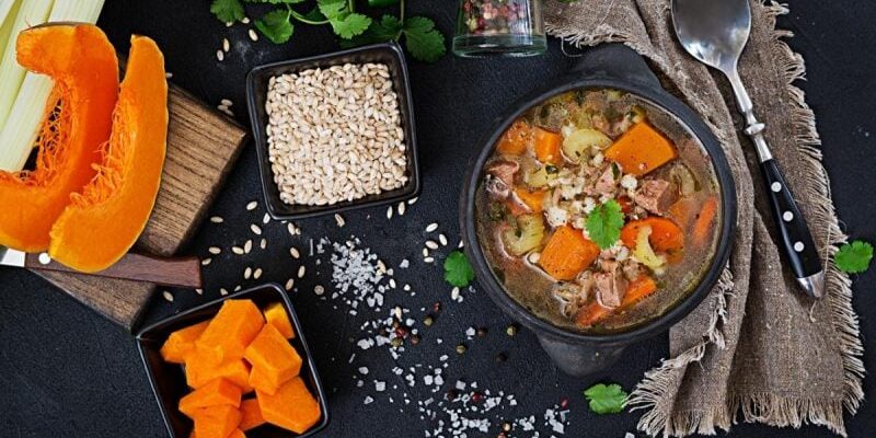 На якому етапі приготування солити суп для кращого смаку?