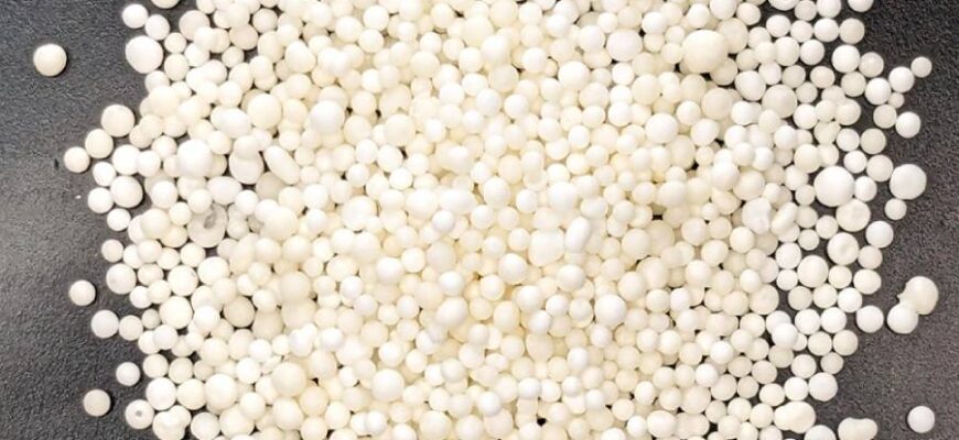 Що краще використовувати: селітра чи сечовина для підживлення рослин?