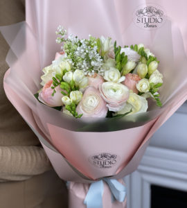 Хто повинен дарувати квіти на весілля: поради та традиції