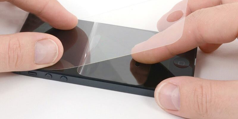 Як правильно видалити заводську плівку з екрану вашого смартфона