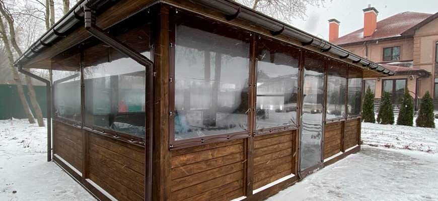 Оптимальні матеріали для обшивки боків альтанки: поради та варіанти