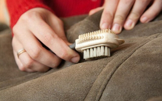 Як правильно та безпечно прати речі із замші: детальний гід