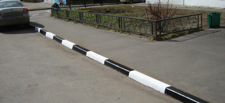 Що позначають чорно-білі бордюри: значення та правила дорожніх знаків