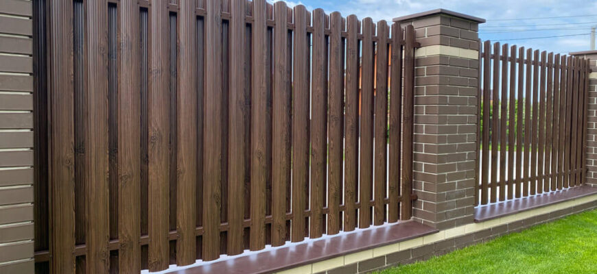 Що вигідніше: паркан з профнастилу чи з Євроштахетника? Вибір для бюджету