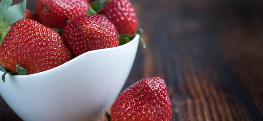 “Чи можна їсти полуницю під час схуднення: користь і калорійність”