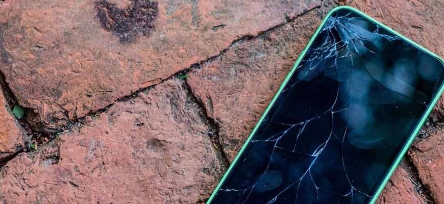 Чи варто знімати розбите захисне скло: плюси та мінуси рішення