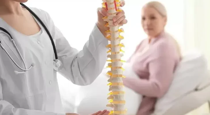 Біль під ребром справа: основні причини та ефективні методи діагностики