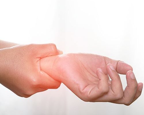 Біль у кисті руки: причини, симптоми та методи лікування ефективно