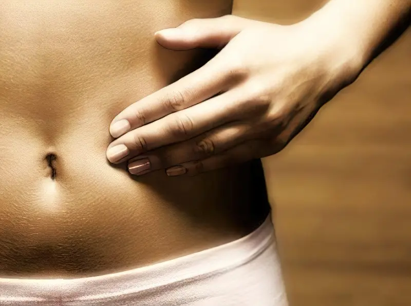 Болить та ниє внизу живота: причини, лікування