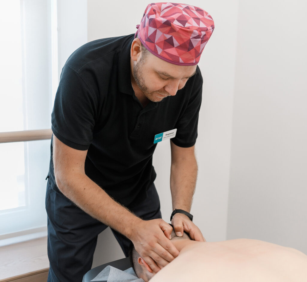 Болі в шиї, лікування болю в м'язах шиї, сильна біль в шиї ...