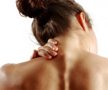 Біль у шиї зліва: причини та лікування при повороті голови