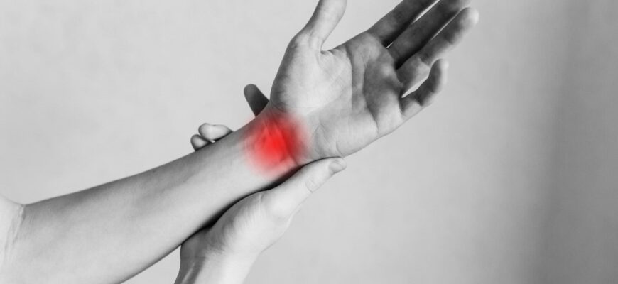 Біль у зап’ясті правої руки: причини, симптоми та методи лікування