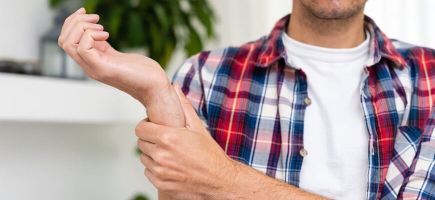 Біль у зап’ясті: причини, симптоми та ефективні методи лікування