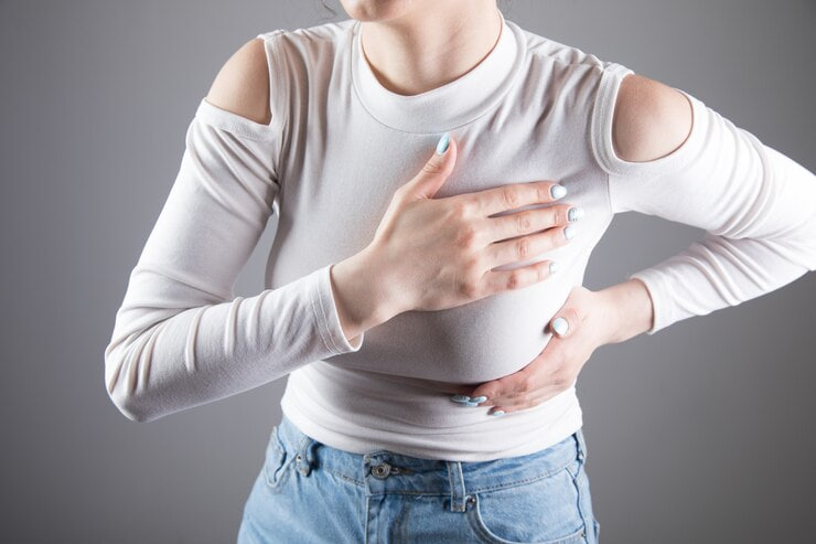 Чому болять груди у жінок - коли біль у грудях це норма, а коли ...