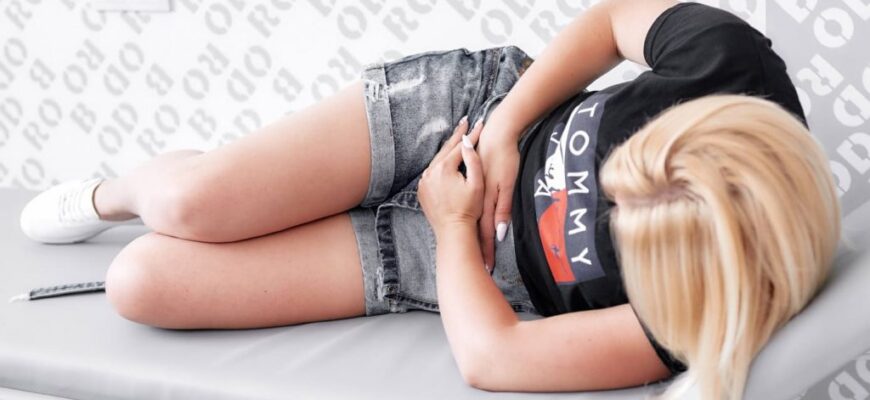 Біль в області пупка при натисканні: основні причини та лікування