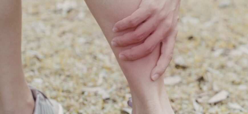 Біль в попереку, що віддає в праву ногу: причини та лікування