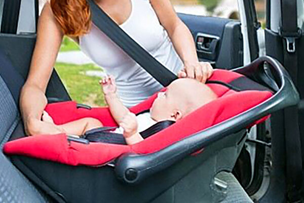 Чому садити дитину в авто краще з боку: правила та поради