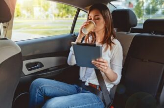 Чи обов’язково пристібати ремінь безпеки на задньому сидінні авто?