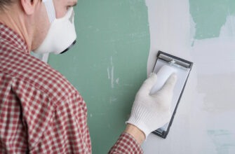 Чи обов’язково шпаклювати стіни перед поклейкою шпалер: експертний погляд