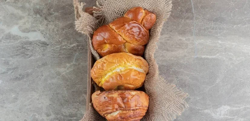 Чи потрібно змащувати хліб перед випіканням: поради експертів та лайфхаки