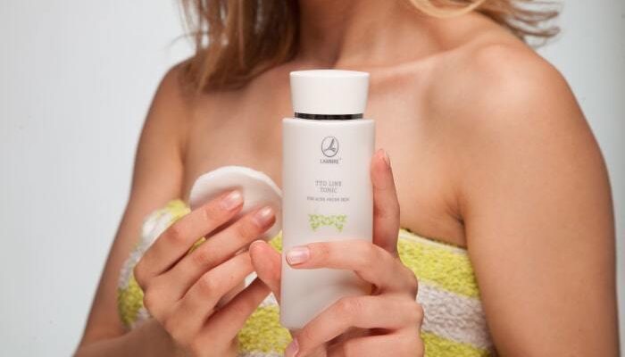 Чи потрібно змивати тонер для обличчя: експертна думка та поради