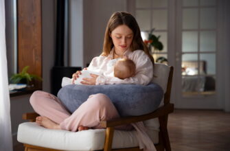 Чи варто будити немовля для нічного годування: поради педіатрів