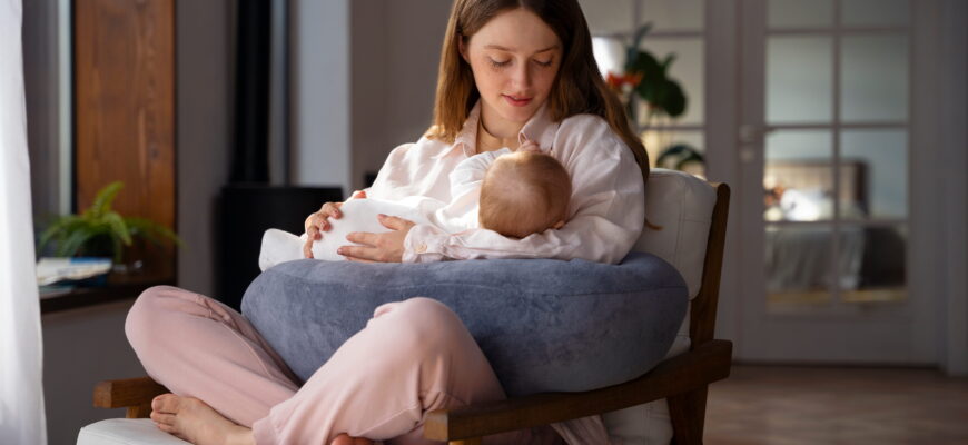 Чи варто будити немовля для нічного годування: поради педіатрів