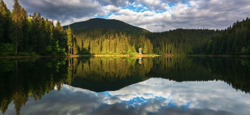Чим відоме озеро Синевир: природні та культурні скарби України